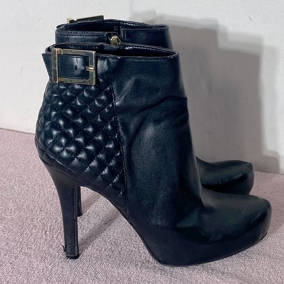 BCBGeneration Black Quilted Faux Leather Ankle Boots 9 - Picture 1 of 16